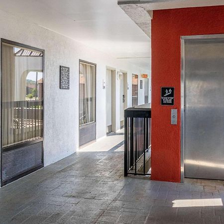 Clarion Inn Cleveland Near University Екстериор снимка