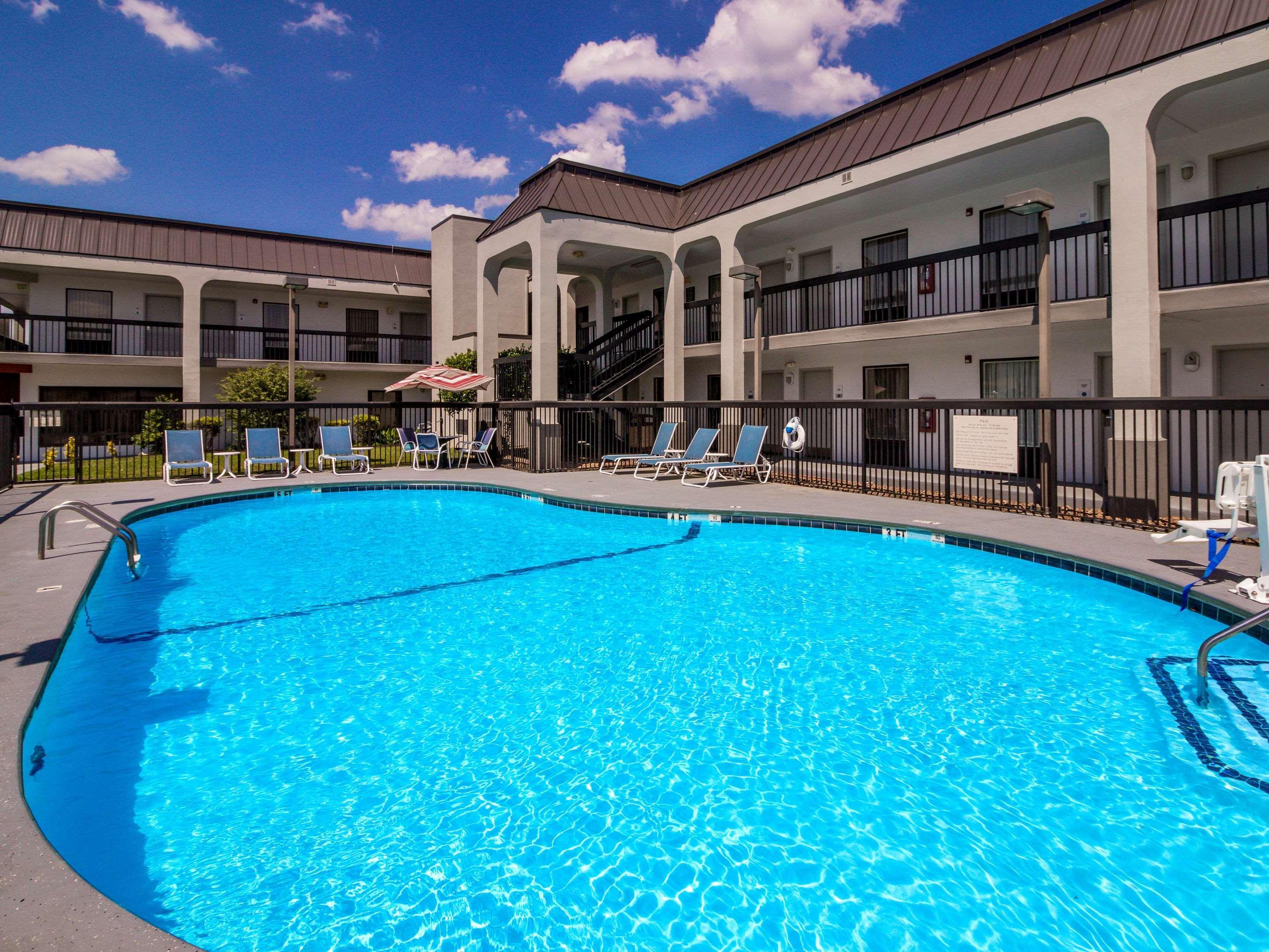 Clarion Inn Cleveland Near University Екстериор снимка