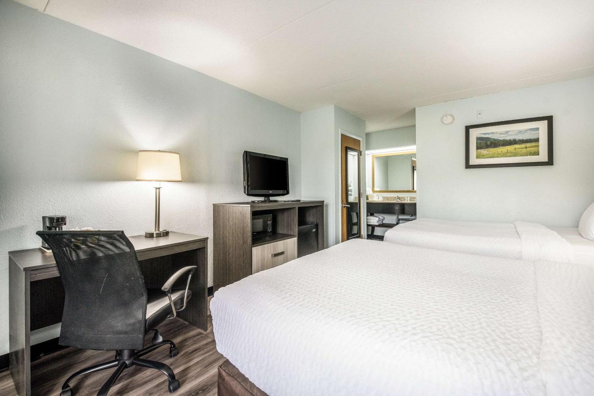 Clarion Inn Cleveland Near University Екстериор снимка