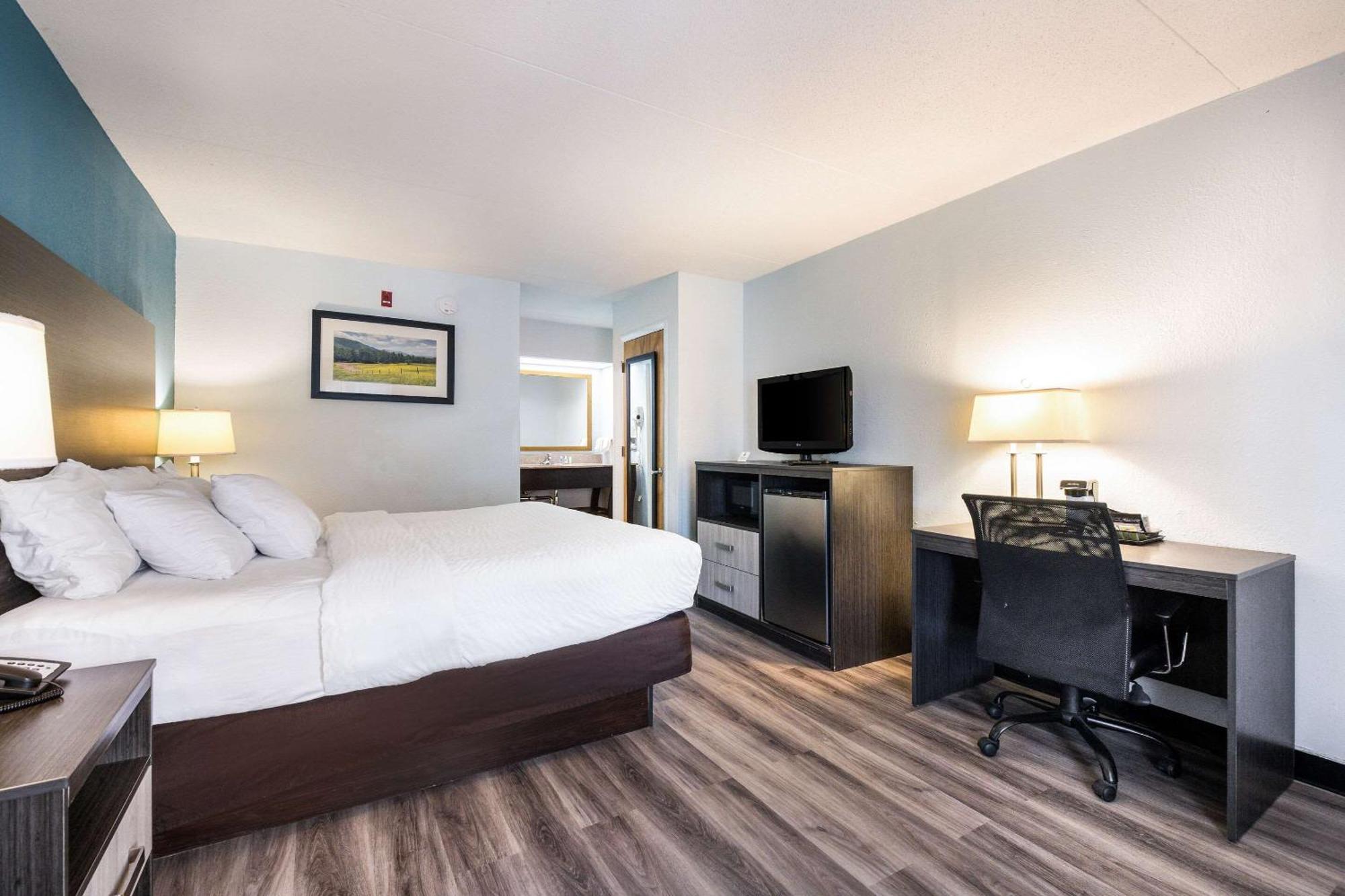 Clarion Inn Cleveland Near University Екстериор снимка